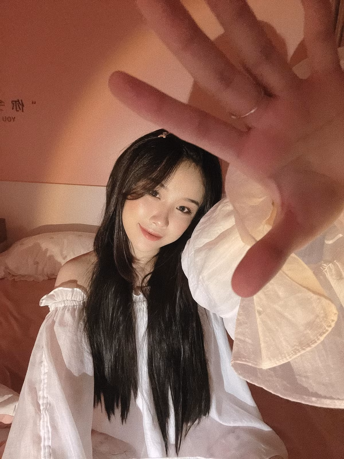 Gái xinh này có vẻ ngoài ưa nhìn, xinh xắn, đáng yêu. Hiện tại trang cá nhân Instagram của Nhung Bum đang sở hữu hơn 60 ngàn theo dõi.