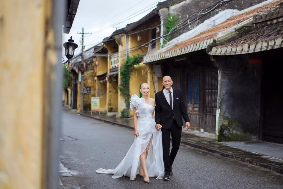 Ngay sau khi câu chuyện hôn nhân sâu sắc và cảm động của cặp đôi được chia sẻ lên MXH, đã nhanh chóng nhận về hàng chục nghìn lượt thả tim cùng rất nhiều bình luận.