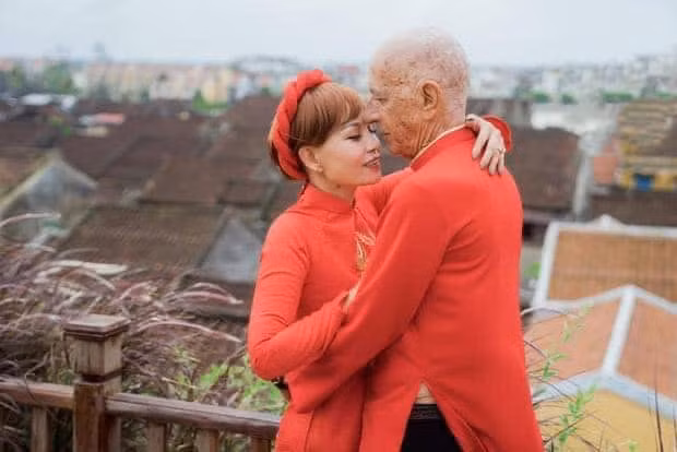 Bộ ảnh cưới đặc biệt này được thực hiện đã khá lâu, lúc này sức khỏe của anh Davis ổn định hơn chút, cặp đôi đã tranh thủ đi chụp một bộ ảnh cưới để có thể lưu giữ những kỷ niệm đẹp bên nhau.