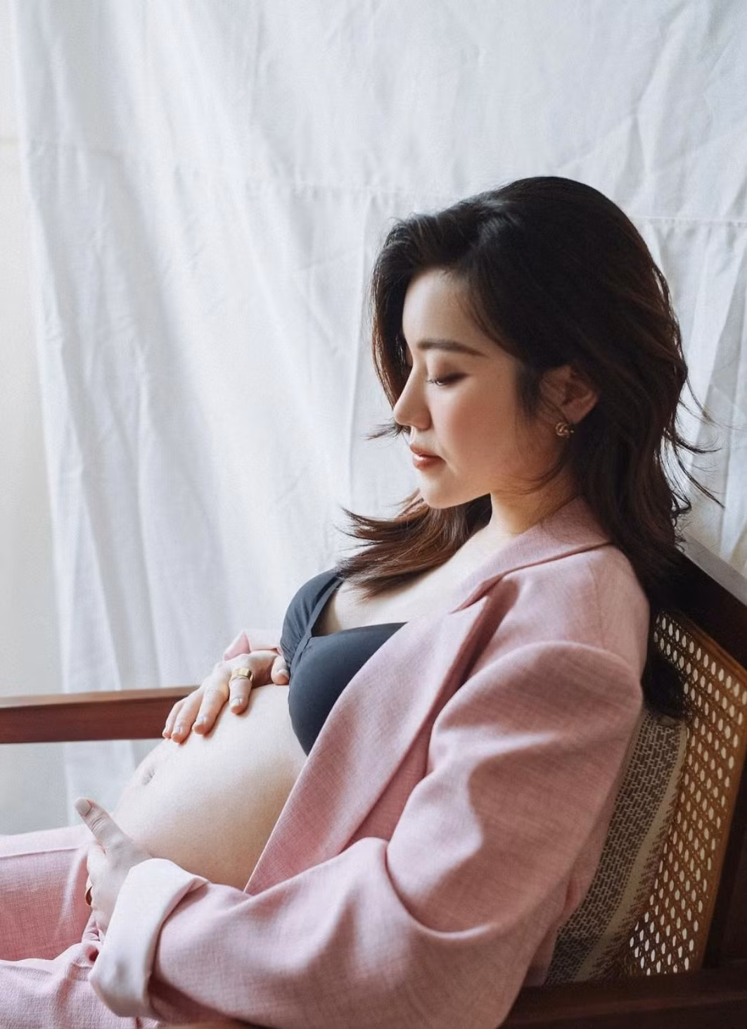 Khác hẳn với nhiều người, nhan sắc của nữ rich kid được khen ngợi hết lời bởi thân hình gọn gàng, khoẻ khoắn dù bầu đã khá to.