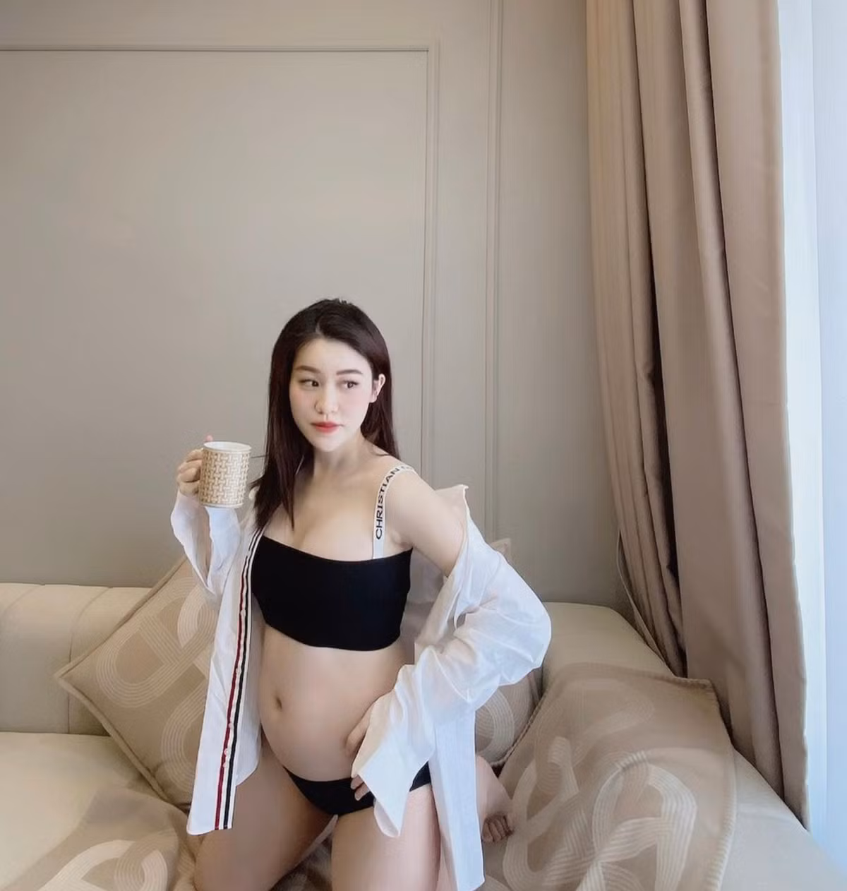 Từ đó đến nay, cả hai vẫn không ngừng khiến cõi mạng xuýt xoa ghen tị với cuộc sống hạnh phúc, sang chảnh ngập tràn đồ hiệu và những chuyến nghỉ dưỡng.