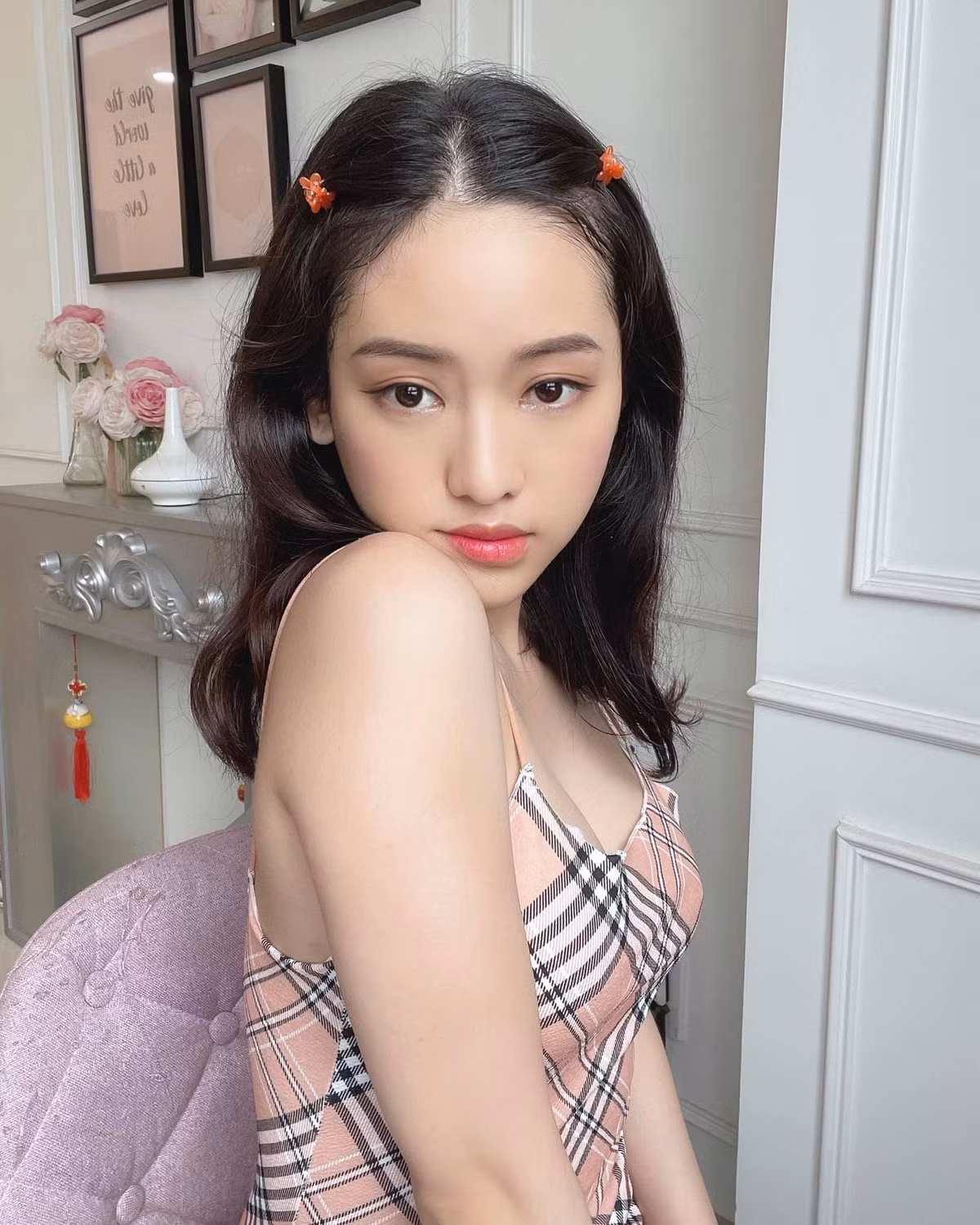 Kèm theo đó là hàng loạt "chiêu trò" gây xôn xao của Thúy Vi như "bốc phét" về tài sản riêng, tung ra những phát ngôn sốc, dàn cảnh gặp gỡ với Midu - vị hôn thê cũ của Phan Thành để gây chú ý...