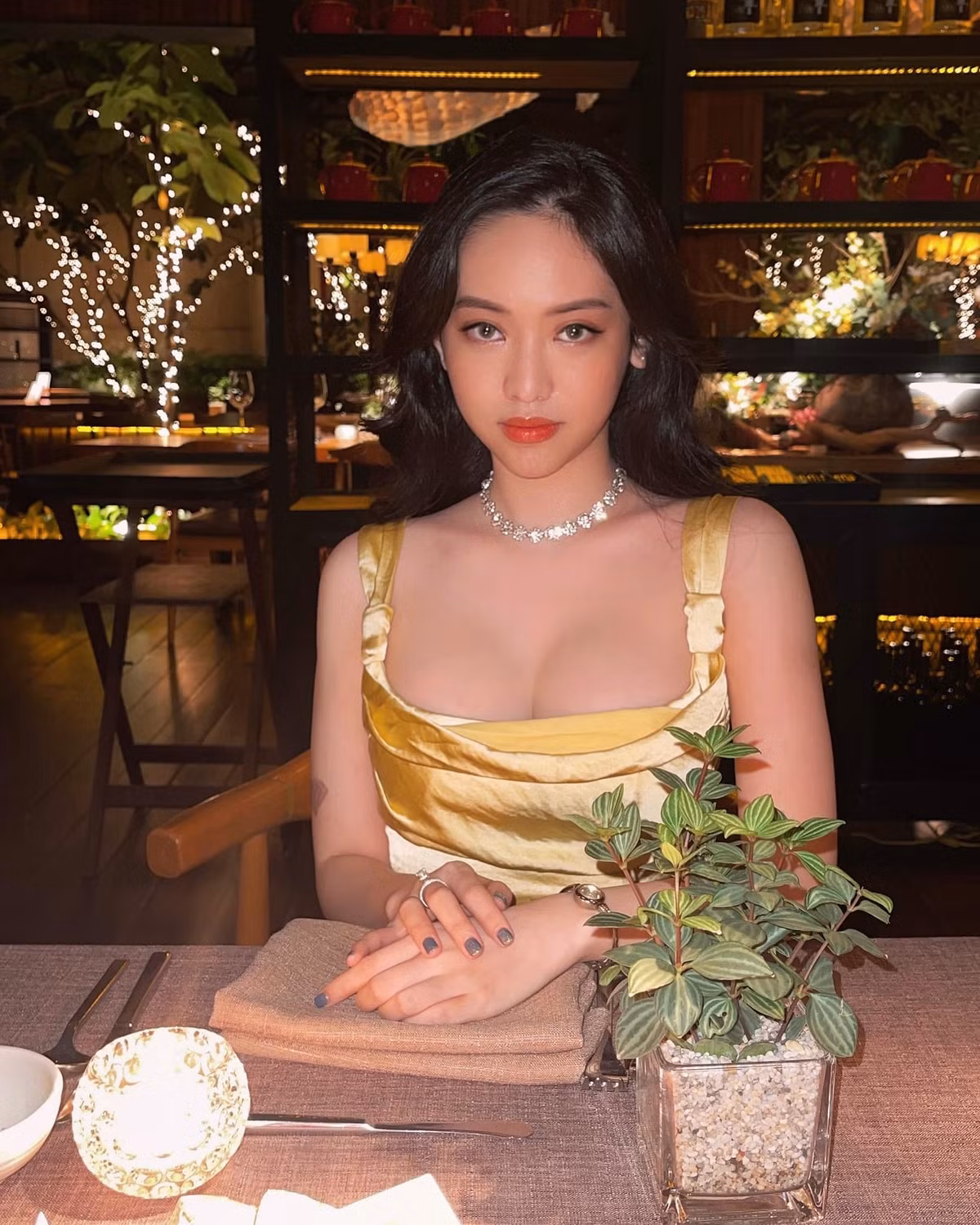 Từ một cô gái sở hữu gương mặt ngây thơ và thân hình gầy gò, Thúy Vi lột xác thành một hot girl với vòng một nóng bỏng, gương mặt thon gọn, sống mũi thẳng, mí mắt sắc nét.