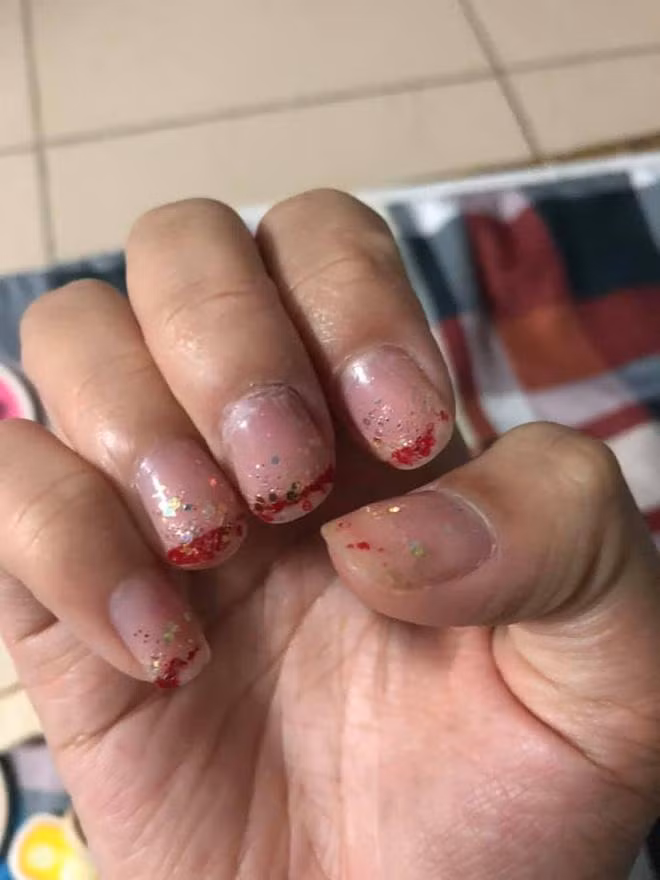 Mới 2 ngày mà đã móng đi đằng móng, gel đi đằng gel, vậy lỗi thuộc về ai?