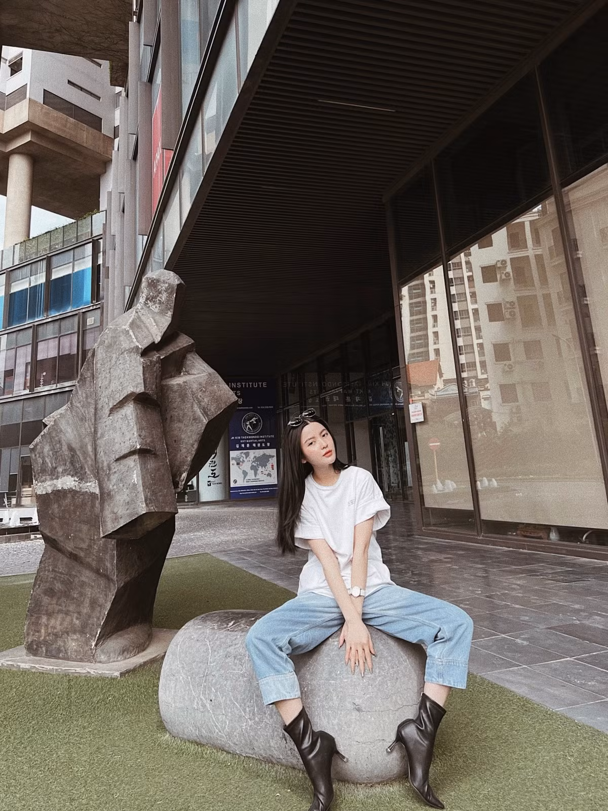 Chu Thanh Huyền sinh năm 1994, hơn chàng cầu thủ 3 tuổi, đang sống ở Hà Nội. Thanh Huyền làm việc trong lĩnh vực kinh doanh và marketing, trước đây từng bán hàng online. Ảnh: Tổng hợp