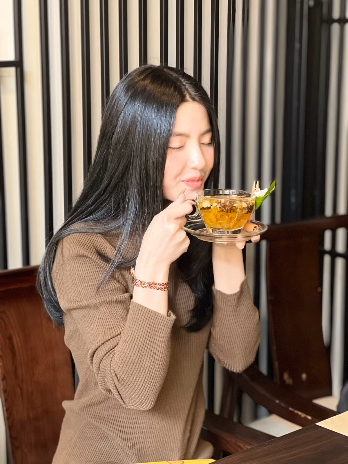 Nguồn cơn bắt đầu từ bức ảnh do em họ Chu Thanh Huyền chia sẻ trên story. Trong ảnh, Quang Hải được cho đang ngồi ăn uống cùng các thành viên gia đình bạn gái tin đồn.