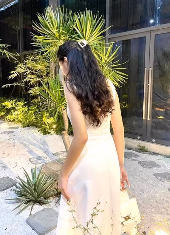 Những khoảnh khắc Lọ Lem cười rạng rỡ, mặt mộc tự nhiên nhưng không hề bị lu mờ mà vẫn nổi bật khiến cư dân mạng vô cùng phấn khích.