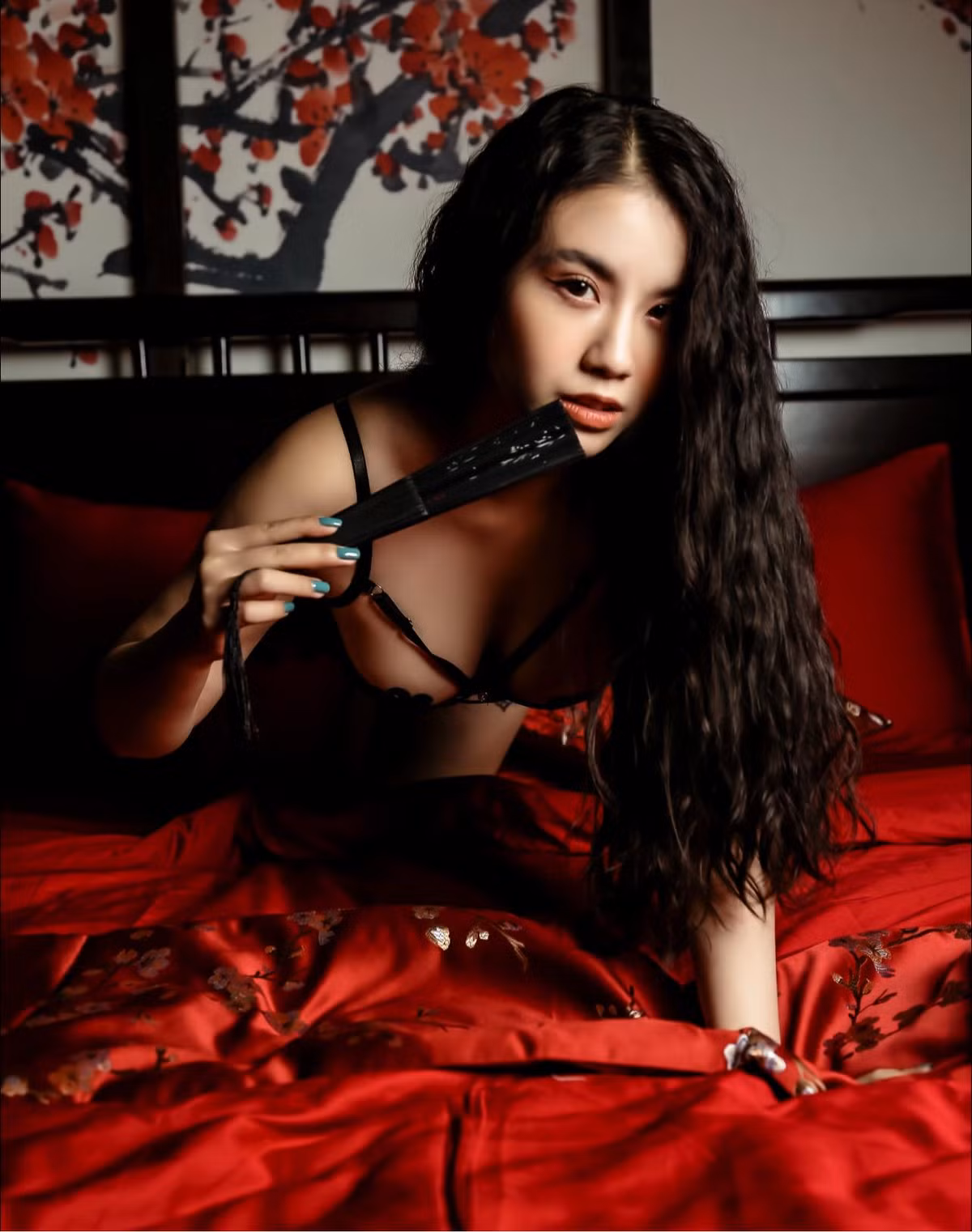 Linh Miu tên thật là Vũ Mỹ Linh, sinh năm 1993. Cô nổi lên với vai trò là một người mẫu game có phong cách ăn mặc táo bạo.