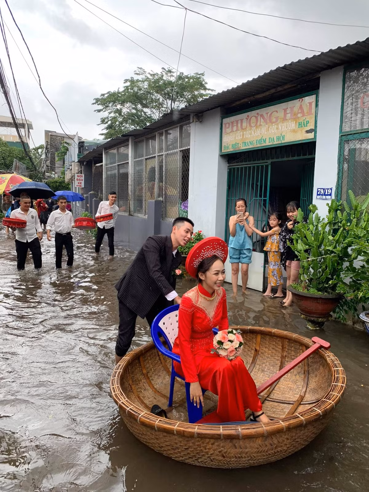 Đám cưới mùa lũ dù vất vả nhưng với họ ngày vui trọng đại vẫn phải cười tươi, diễn ra như dự định. Ảnh: Tổng hợp