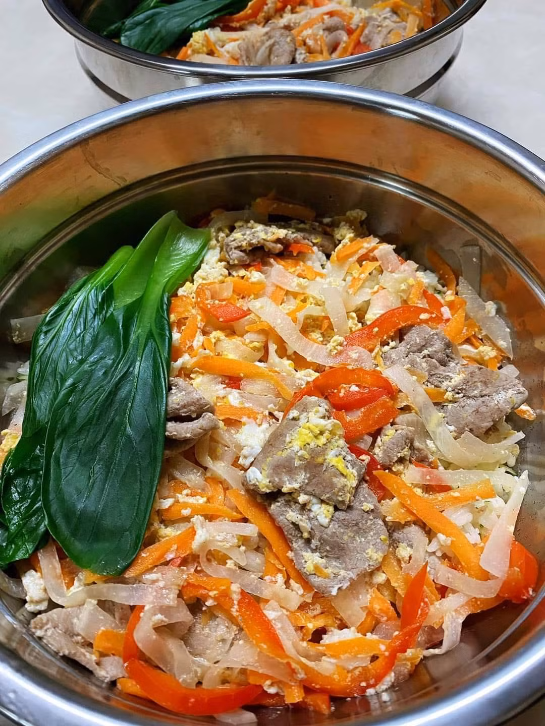 Mỗi bữa ăn là một món khác nhau, hấp dẫn, đẹp mắt, quả thực hai chú chó này có số hưởng khi gặp được người chủ quan tâm như vậy. Ảnh: Facebook