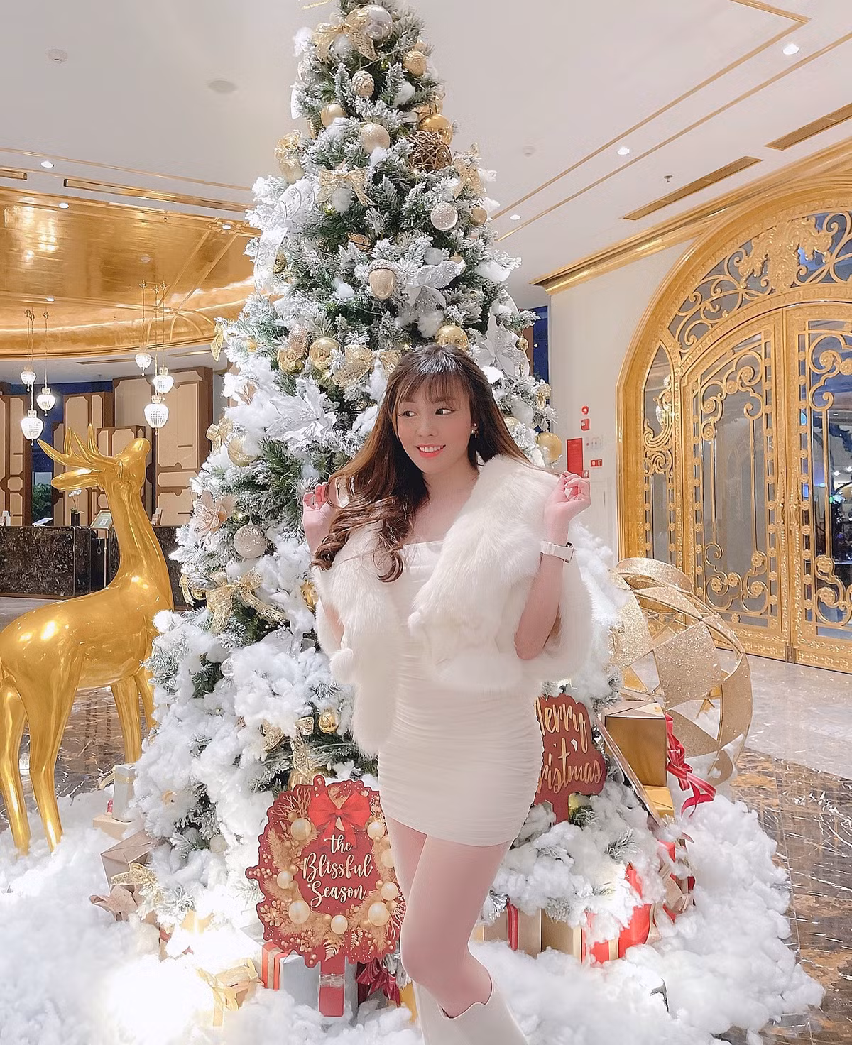 Từ khi trở lại cuộc sống thường nhật sau lùm xùm ly hôn, cô giáo 9x thường xuyên đăng tải hình ảnh đi lại bằng xe ô tô đắt tiền, khoác lên người những bộ trang phục hàng hiệu và du lịch đến nhiều quốc gia trên thế giới.