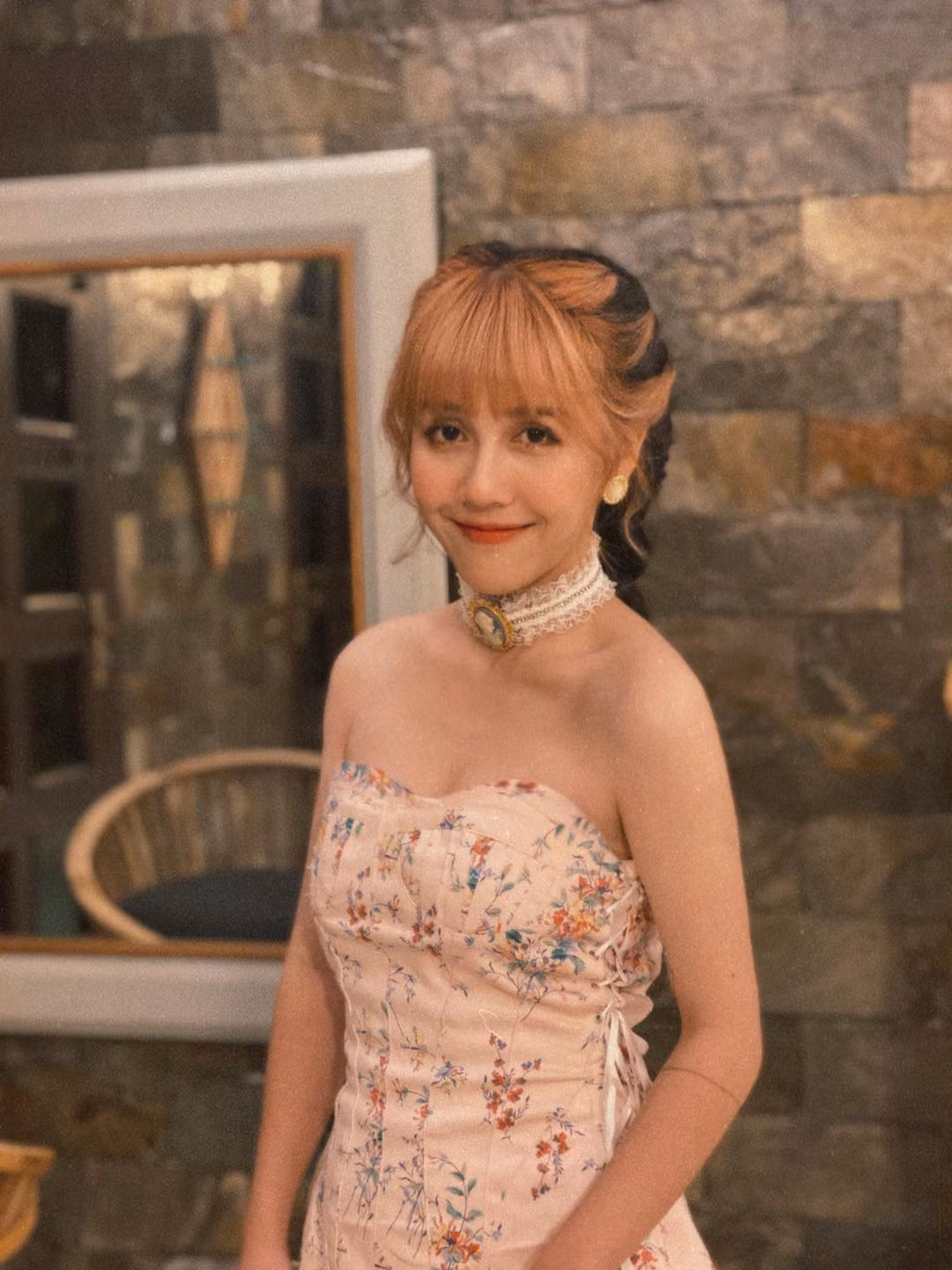 Tuy nhiên mới đây, "thánh nhạc chế" Hậu Hoàng đã "chiêu đãi" người hâm mộ bằng bộ ảnh mới cực hot khi diện váy cúp ngực khoe dáng nuột nà và vẻ quyến rũ đầy khác lạ.