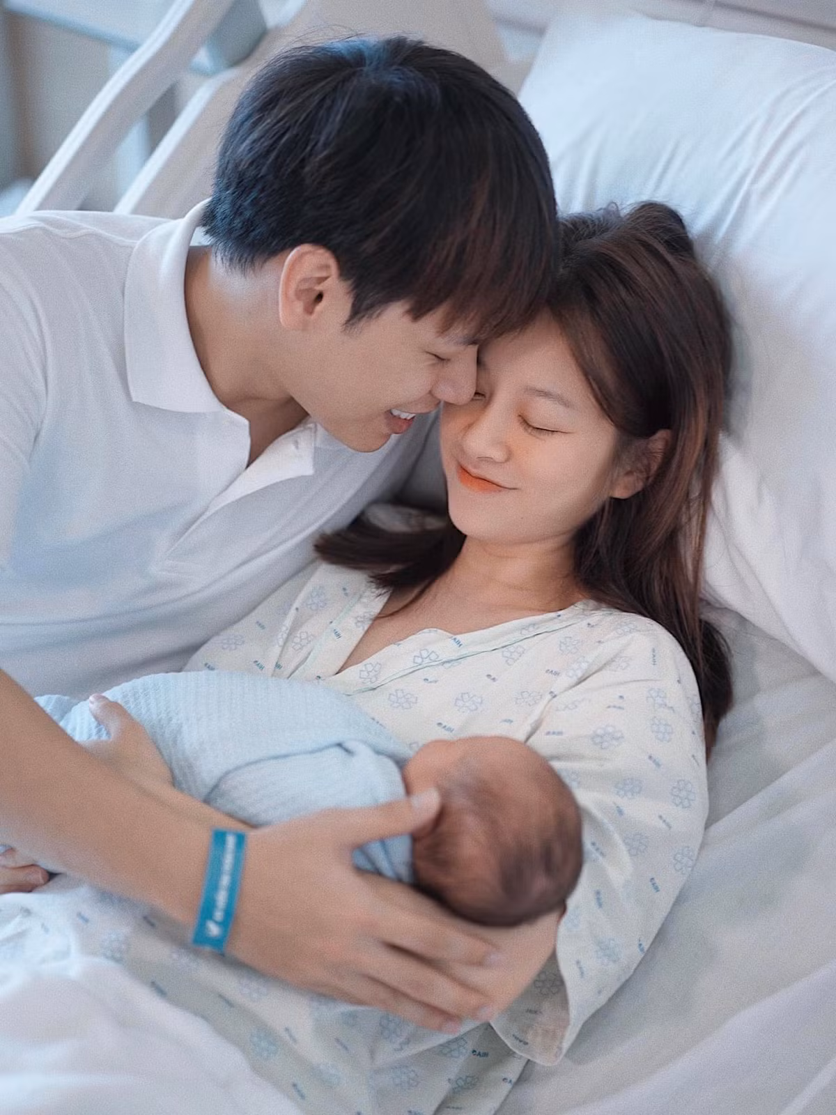 Trưa ngày 20/12, ca sĩ Jaykii và bà xã hot girl Hà thành đăng ảnh cả gia đình quây quần đón con trai đầu lòng trên trang cá nhân, khiến netizen hết sức ngỡ ngàng.