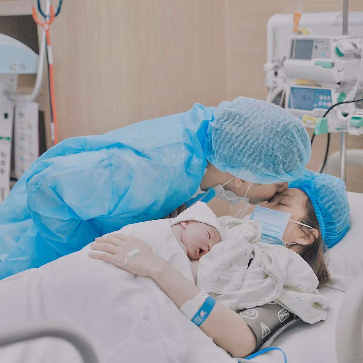 Bạn bè và người thân cũng liên tục gửi lời chúc mừng, hy vọng cả gia đình nàng hot girl sẽ luôn vui vẻ, hạnh phúc.