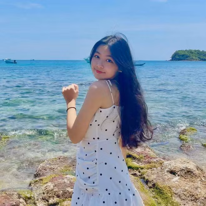 Mới 15 tuổi nhưng Lọ Lem đã sở hữu chiều cao lý tưởng, thần thái kiêu sa và nhan sắc không góc chết.