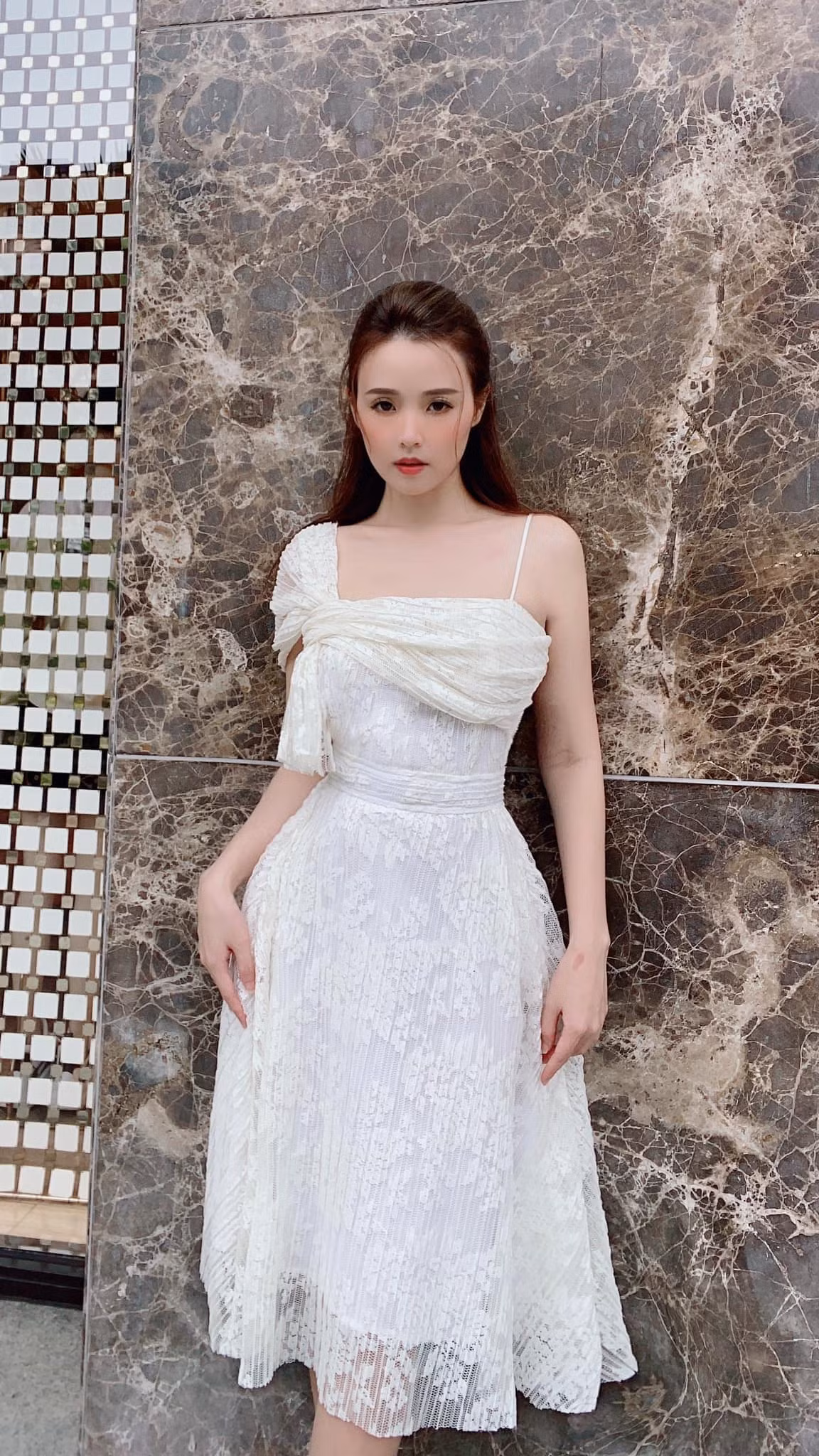 Qua thời gian, cựu hot girl còn gây ngỡ ngàng trước hình thể ngày càng thon gọn, chuẩn chỉnh vạn người mê.