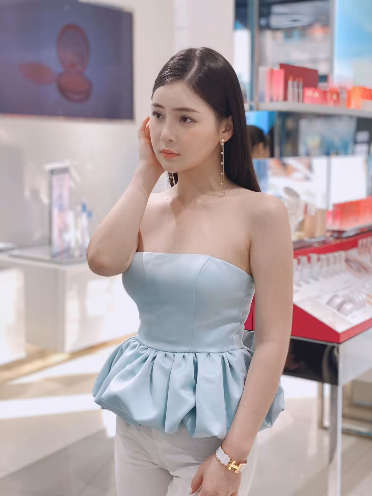 Thái Thảo Nguyên không chỉ được chú ý bởi diện mạo khả ái mà còn bởi gu ăn vận nữ tính, đôi lúc có chút táo bạo, gợi cảm.