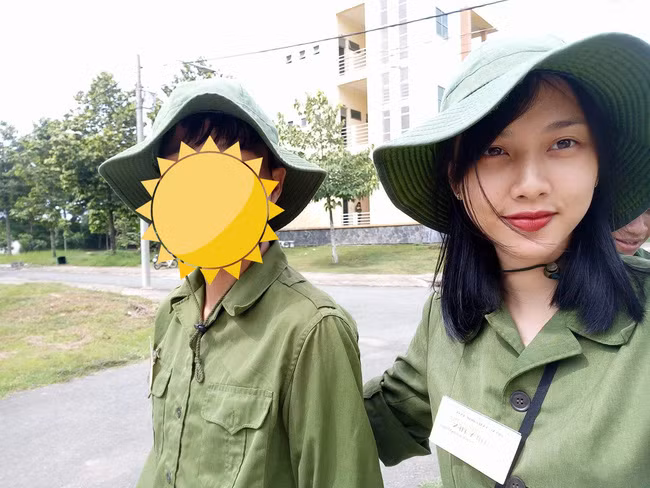 Bức ảnh Thùy Tiên chụp chung với một người bạn khi còn học quân sự cũng gây chú ý không kém.