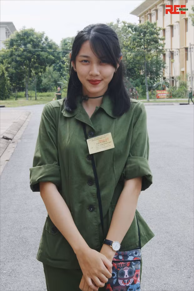 Đây là ảnh Thùy Tiên khi học quân sự ở đại học. Dù chỉ đánh son môi, không trang điểm cầu kỳ nhưng Thùy Tiên đã rất nổi bật.