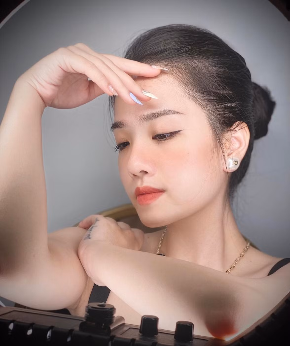 Trên trang cá nhân của chàng trai này cũng thường xuyên khoe ảnh tình bể bình bên gái xinh Huyền My.