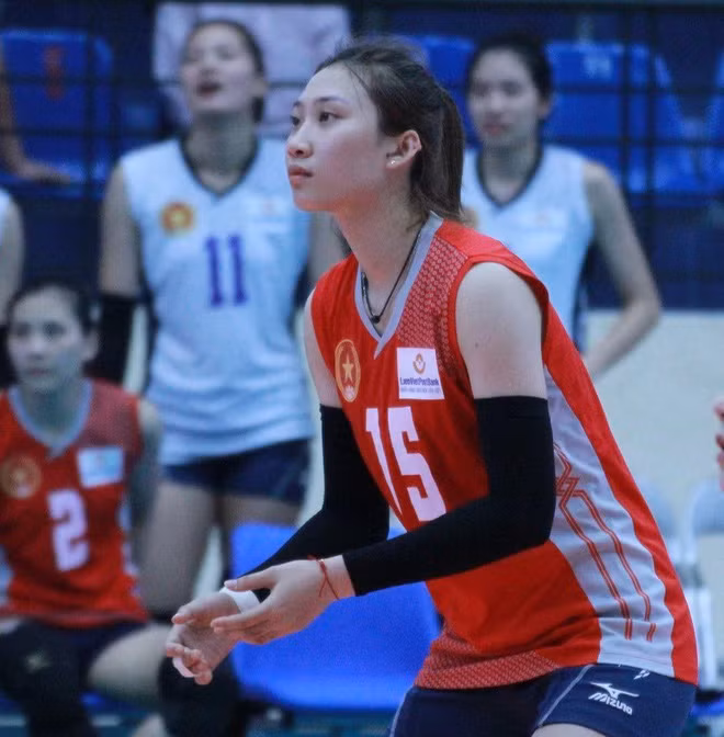 Phạm Thị Nguyệt Anh (đến từ Quảng Bình) từng cùng đội U19 bóng chuyền quốc gia gây ấn tượng ở giải trẻ châu Á khi đánh bại Hàn Quốc 3-1 và lọt vào bán kết.