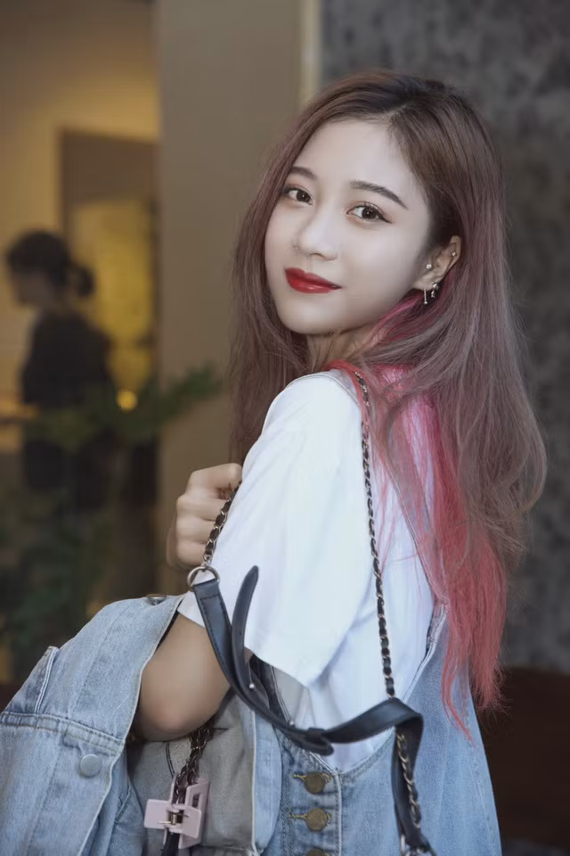 Ban đầu gia nhập cộng đồng streamer, Nắng hoạt động dưới khuôn khổ có sự quản lý của công ty nhưng giờ đây cô nàng đã chính thức tự mình đứng ra với các cộng sự, lên kế hoạch và các công việc của mình.