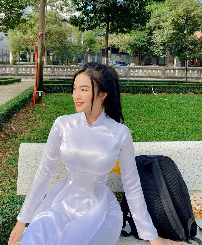 Từ những hình ảnh diện áo dài cực đẹp đó mà Bảo Trân từng được báo Trung Quốc hết lời ca ngợi, sử dụng những mỹ từ để miêu tả về cô nàng.