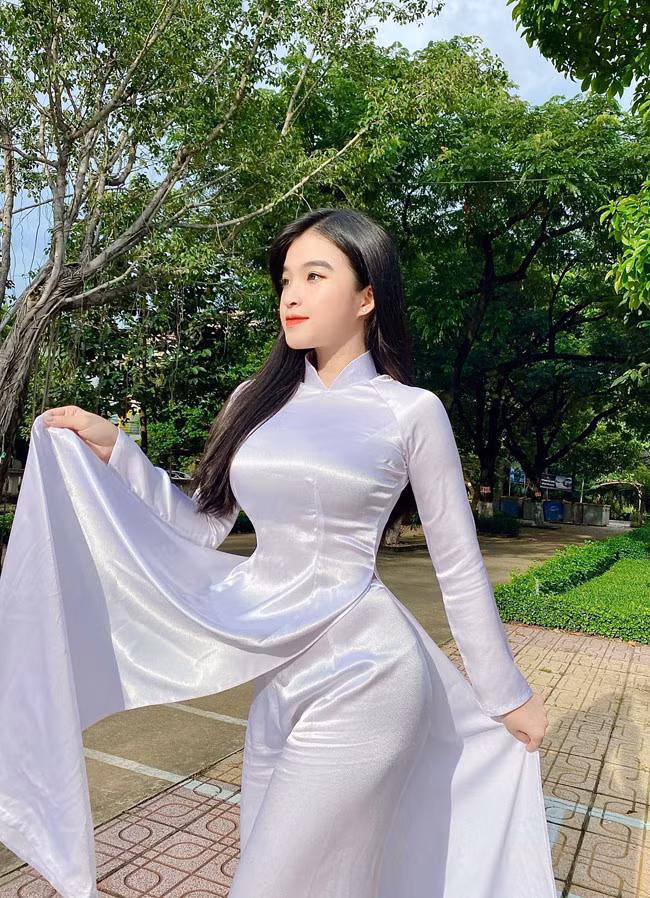 Phan Thị Bảo Trân (19 tuổi) nổi đình đám mạng xã hội từ khi còn là nữ sinh cấp 3.