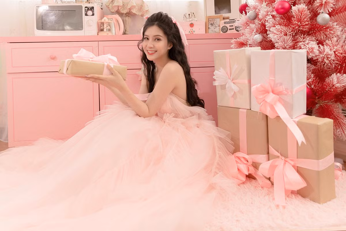 Mặc dù làm "mẹ đơn thân", bận bịu với vô số công việc nhưng hot girl chẳng lộ chút dấu hiệu mệt mỏi hay nhan sắc bị ảnh hưởng.