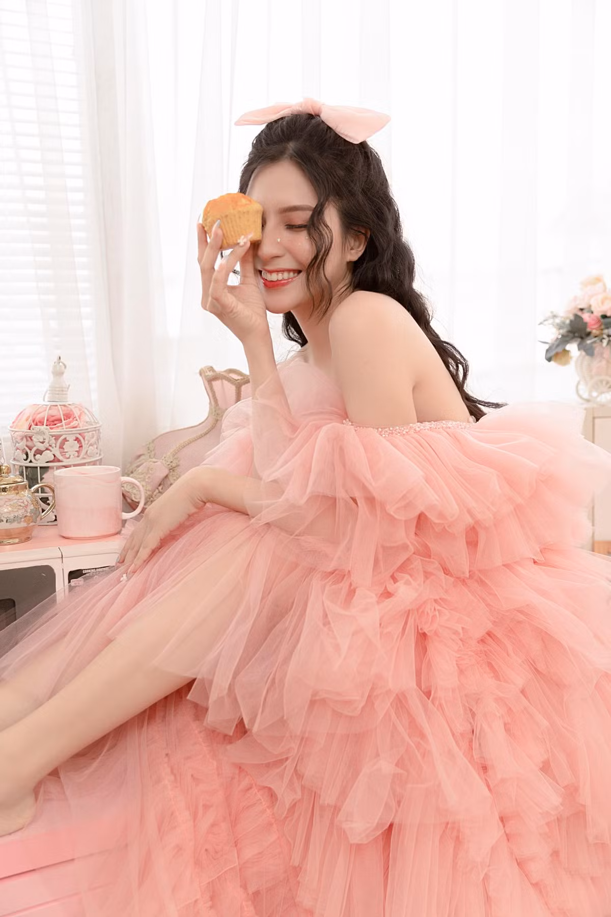 "Bà mẹ 1 con" diện váy khoe lưng trần gợi cảm, lớp trang điểm nhẹ nhàng cùng mái tóc xoăn xù giúp Thiên An "hack" tuổi dễ dàng.
