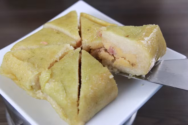 Bánh chưng để trong nhà, bỏ thì uổng, để lâu thì hỏng, thế nên cách duy nhất chính là hối thúc các thành viên cố ăn, ăn cho bằng hết, hoặc làm món bánh chưng rán ăn cho qua ngày.