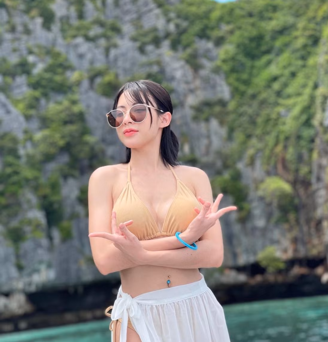 Những hình ảnh của Chatkamon được chia sẻ trên các diễn đàn ở Thái Lan và một số nước châu Á như Nhật Bản, Trung Quốc.