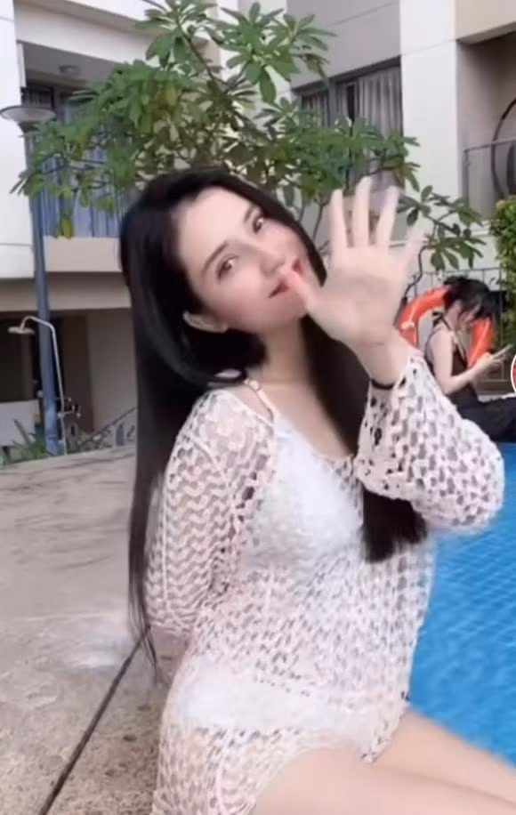 Sau khi xem kỹ lại đoạn clip có vẻ Thiên An đang bị oan bởi trước đó cô nàng giơ 2 ngón tay là để zoom màn hình.