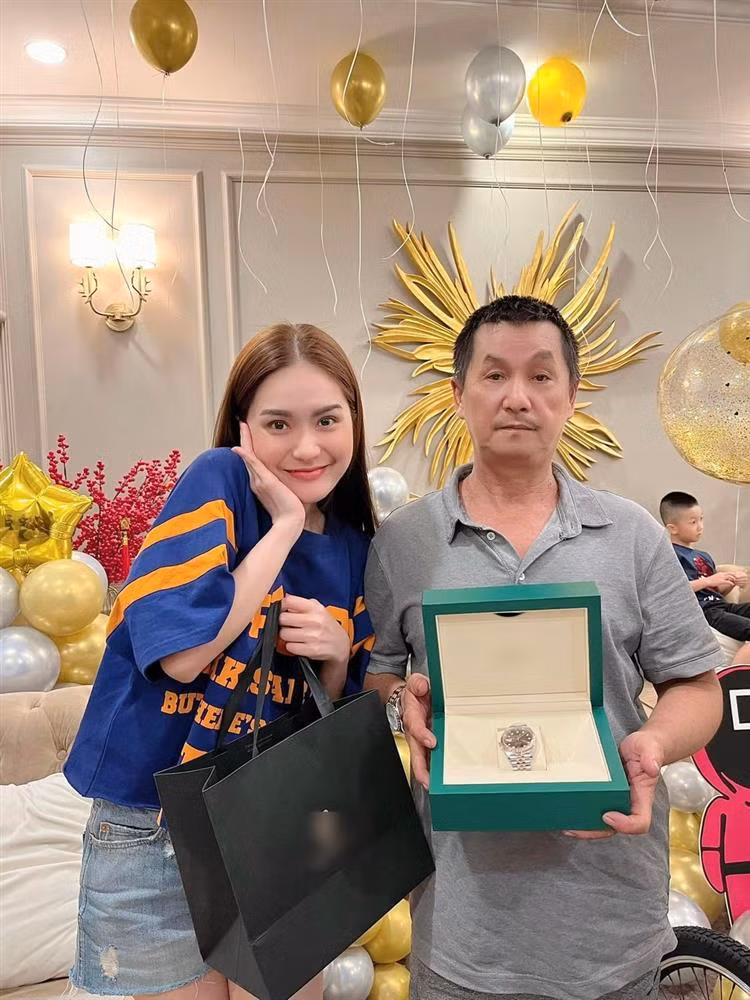 Điển hình mới đây trên trang cá nhân, nữ đại gia đã cập nhật hình ảnh mới. Lần lên sóng này, cô xuất hiện cùng bố ruột.