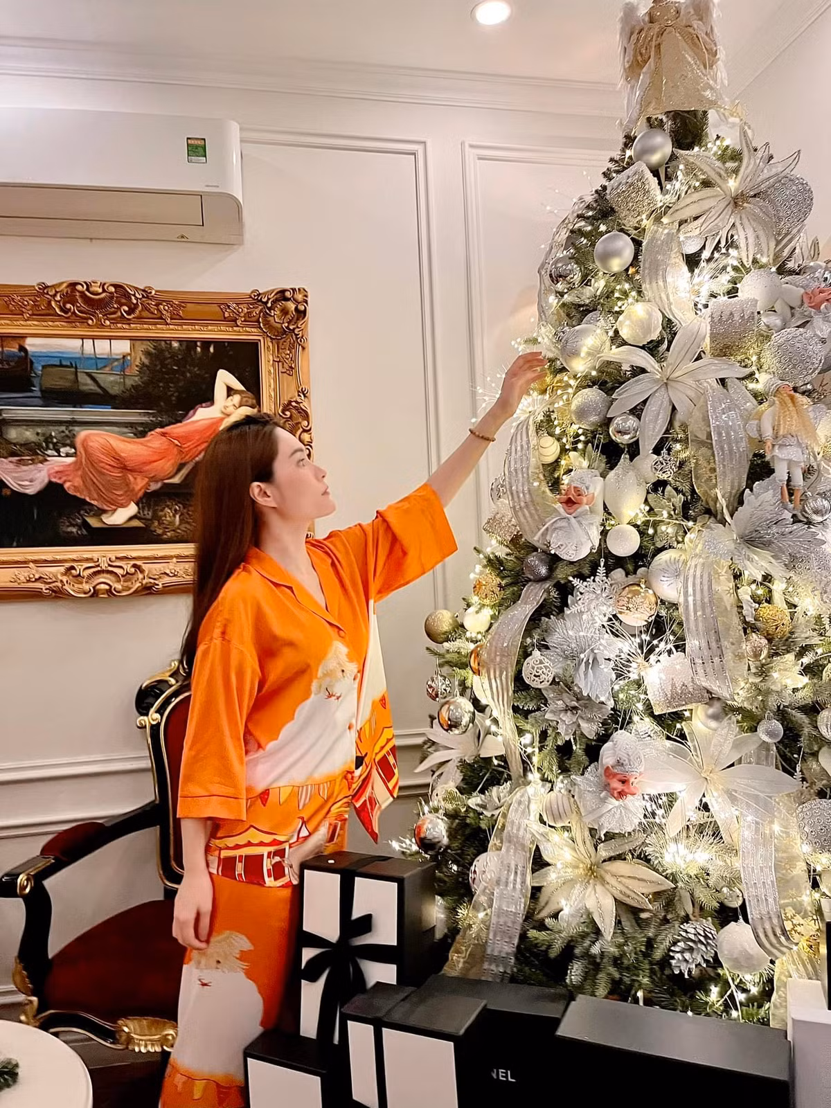 Trước đó, Đoàn Di Băng từng khiến nhiều người trầm trồ khi khoe chiếc xe sang được ông xã tặng nhân ngày 20/10.