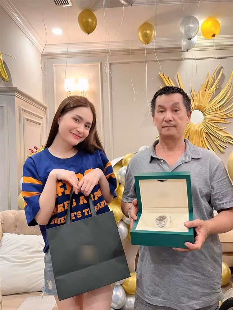 Ngoài tổ chức một bữa tiệc riêng tư toàn người thân trong gia đình, vợ doanh nhân Nguyễn Quốc Vũ còn khoe quà siêu khủng tặng bố. Đó là một chiếc đồng hồ hiệu, trị giá gần 500 triệu đồng. Bài đăng lập tức gây bão mạng. Đa phần bày tỏ trầm trồ trước độ chịu chơi và giàu có của cặp vợ chồng trẻ.