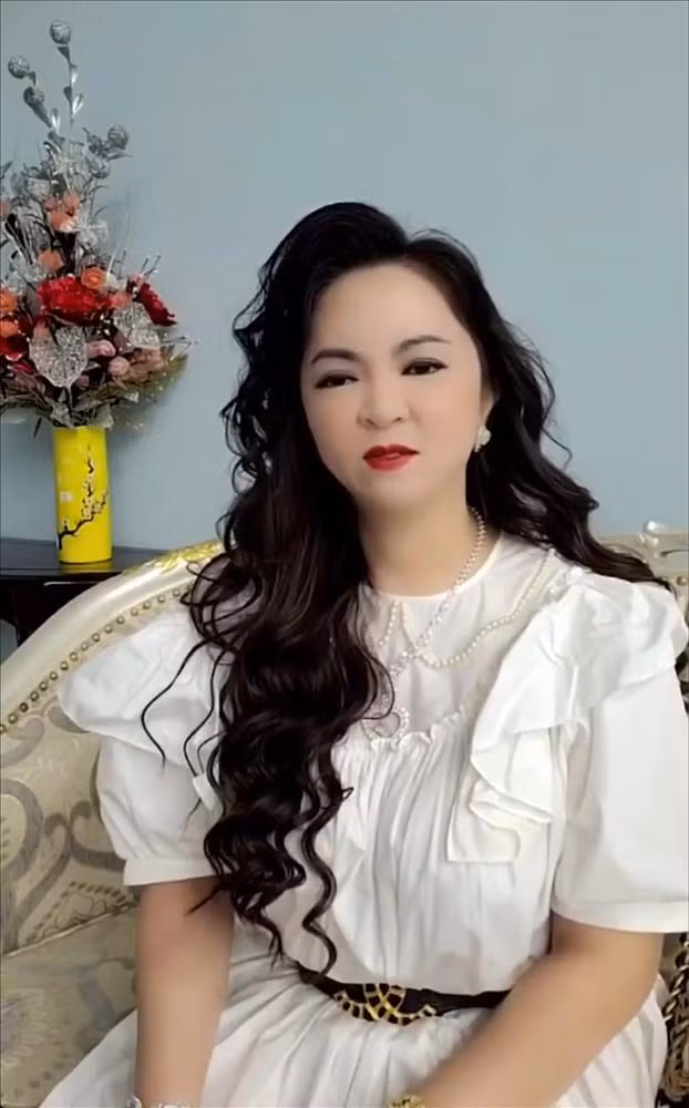 Một chi tiết khác cũng khiến nhiều người để ý là mái tóc và gương mặt của "streamer lớn tuổi nhất Việt Nam".