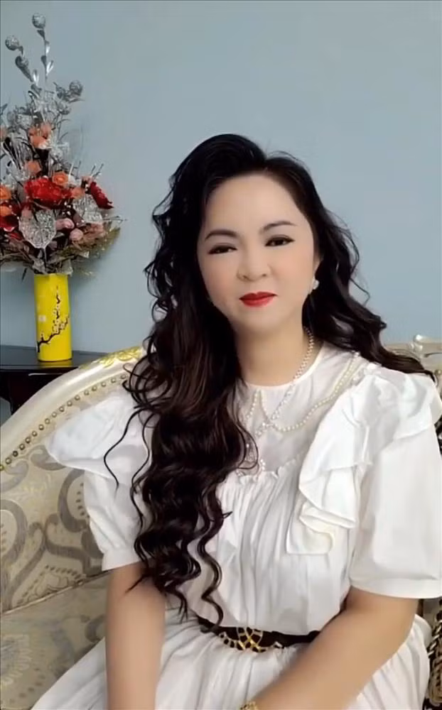 Gương mặt trên livestream của bà Hằng phải nhờ filter cũng được bóp lại cho thành Vline.