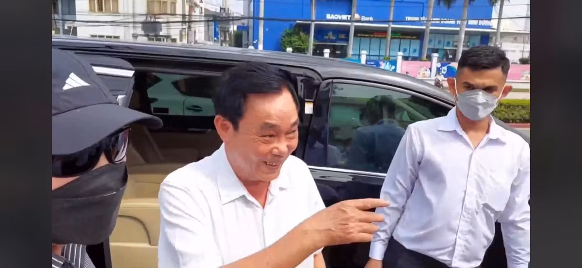 Chồng bà Phương Hằng cũng xuất hiện rạng rỡ tại tòa án, nhiều người qua đường đã quay lại khoảnh khắc đó và chia sẻ lên MXH.
