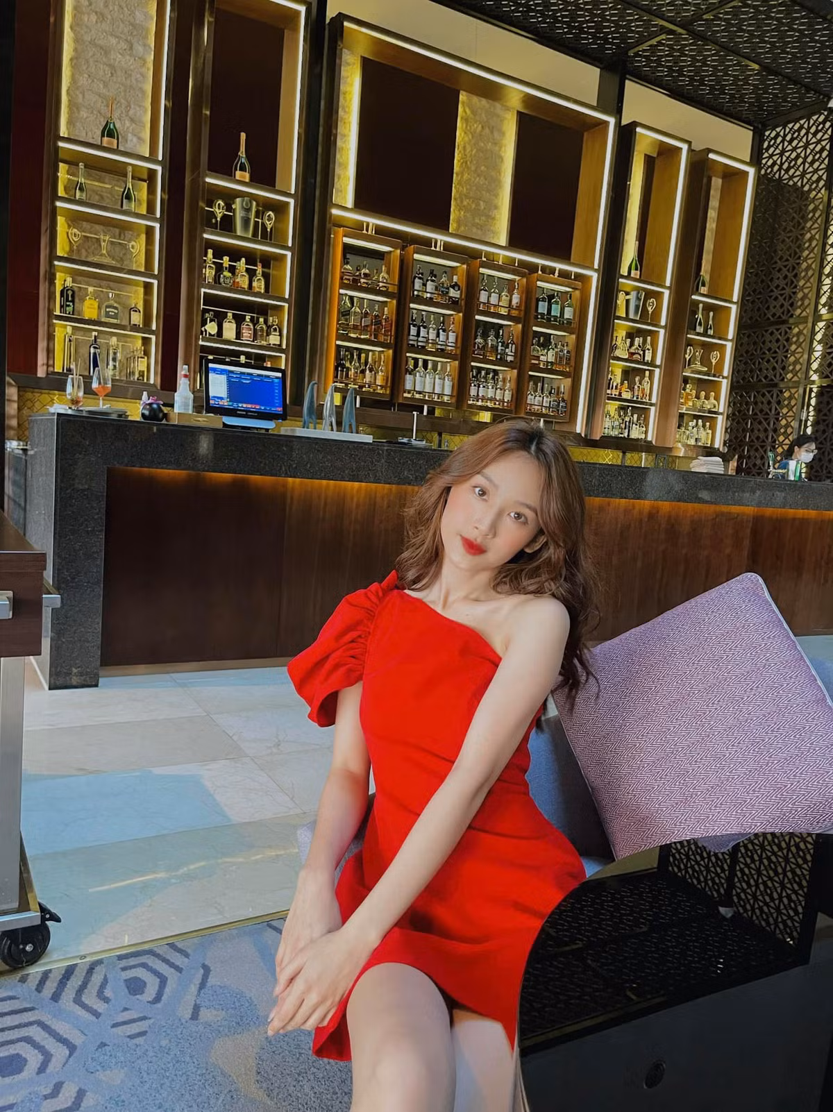 Hà Thương được mọi người yêu mến không chỉ bởi nhan sắc khả ái mà còn vì tính cách hòa đồng, thân thiện.
