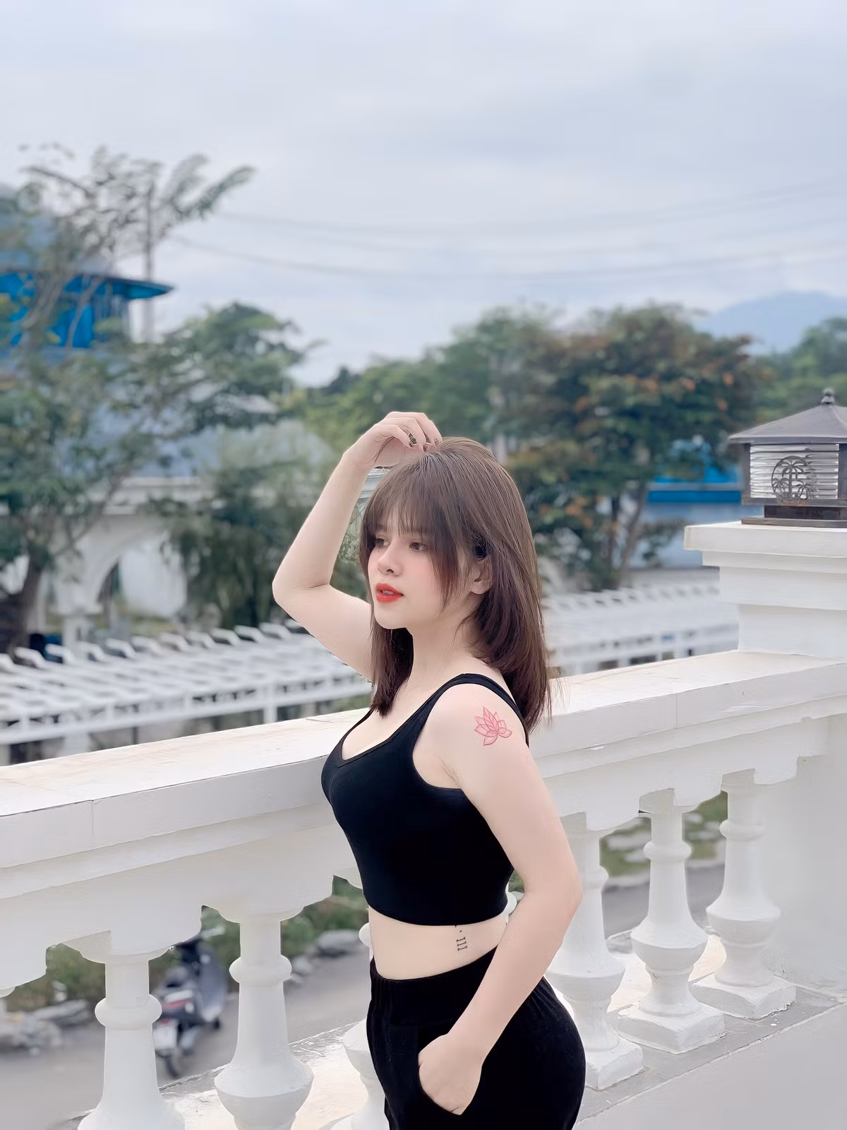 Đến giờ, cô nàng vẫn duy trì chế độ ăn uống hợp lý và chăm chỉ luyện tập tại nhà để giữ gìn vóc dáng.