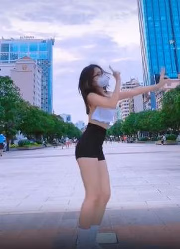 Tương tự với trường hợp trên, trước đó MXH từng xôn xao với đoạn clip TikTok quay cảnh một cô gái nhảy nhót trên phố đi bộ Nguyễn Huệ. Tuy nhiên, điều khiến cộng đồng mạng tranh cãi lại chính là cách ăn mặc hở hang của cô trên phố.