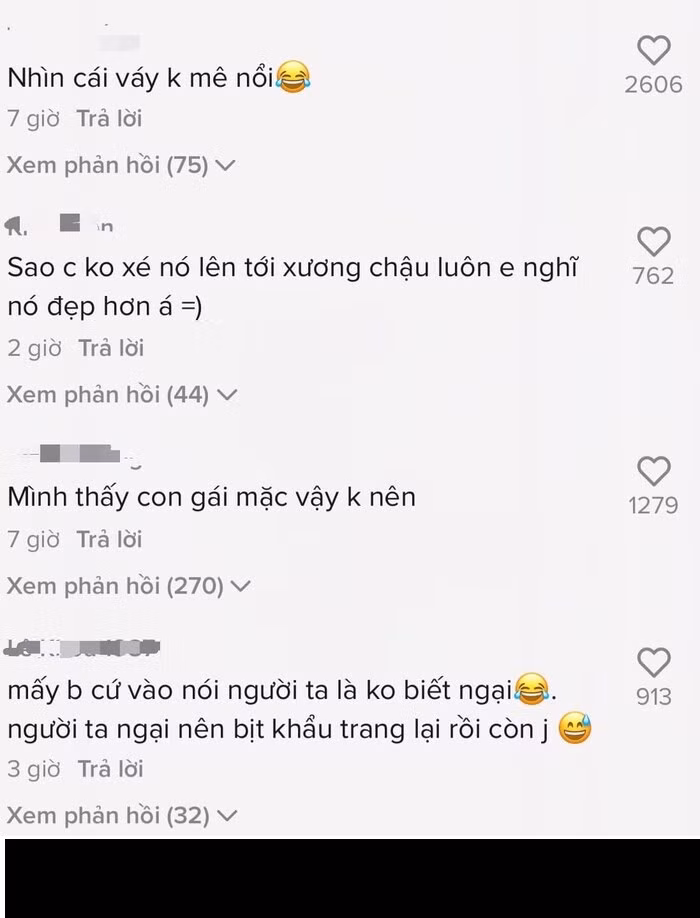 Bên dưới đoạn clip, không ít cư dân mạng để lại bình luận tỏ ra sự phẫn nộ, chỉ trích việc lựa chọn trang phục của cô gái trẻ.