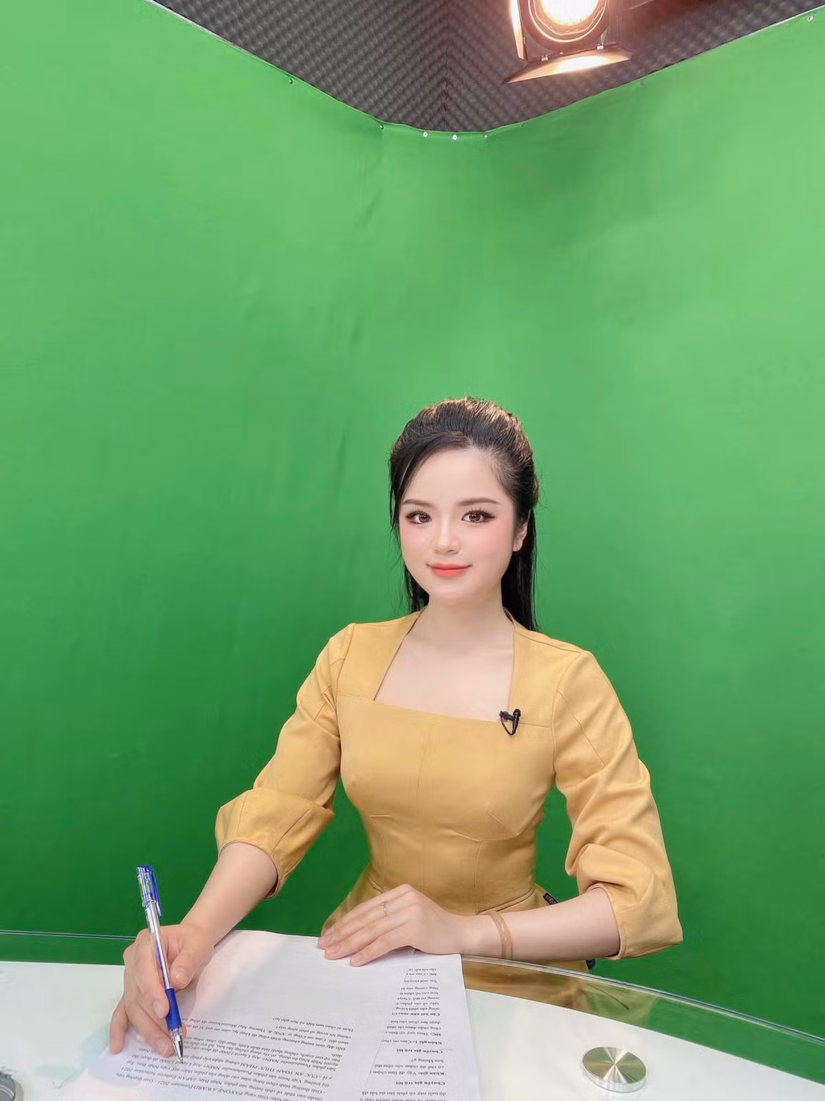 Hà Đan (sinh năm 1995) là nữ MC quen thuộc trên truyền hình. Cô được khán giả VTV biết đến khi dẫn dắt các chương trình như: Bay vào tương lai, Lắng nghe con yêu, Bốn mùa yêu thương...