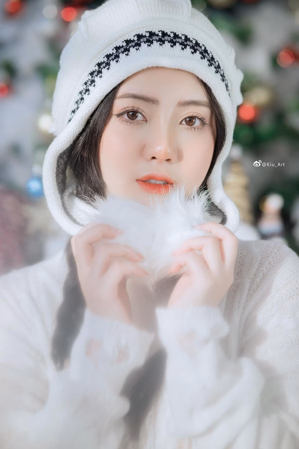 Vẫn với phong cách dịu dàng, nhẹ nhàng với tone chủ đạo là trắng, nàng hot girl Ba Vì đã chiếm trọn trái tim của cõi mạng.
