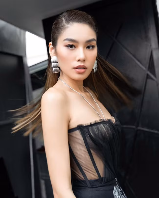 Cô cũng thường xuyên được mời chụp ảnh cho các tạp chí và nhãn hàng.