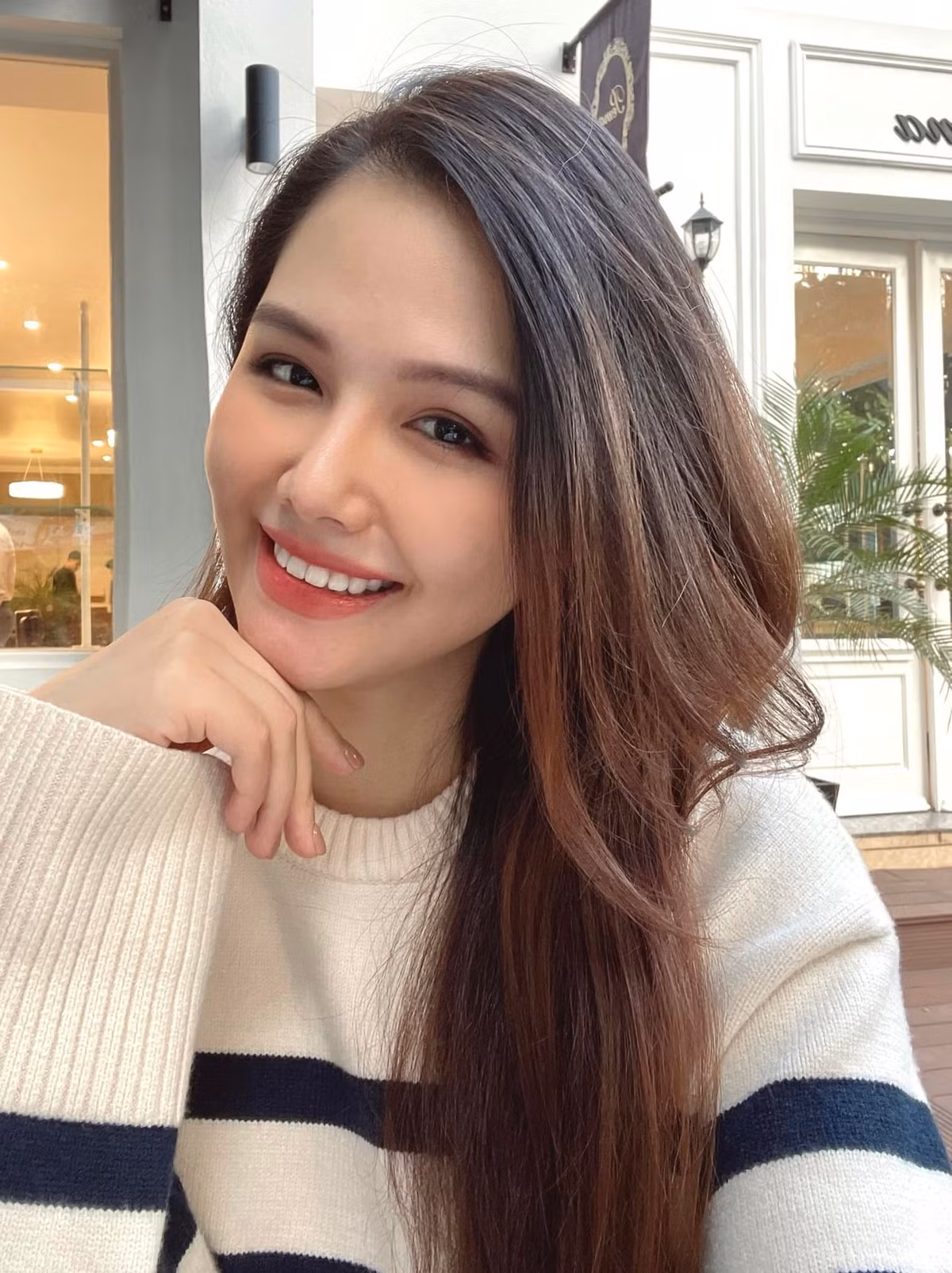 Đặc biệt, gương mặt sắc nét, làn da sáng của phu nhân nhà tập đoàn nghìn tỷ làm ai cũng xuýt xoa vì quá đẹp.