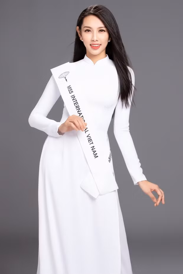 Người đẹp còn "ghi điểm" vì nói thành thạo 2 thứ tiếng là Anh và Pháp. Ngoài ra, mỹ nhân còn từng gây bất ngờ khi thử sức với vai trò nữ chính trong MV của rapper Mr.T. Ảnh: Tổng hợp