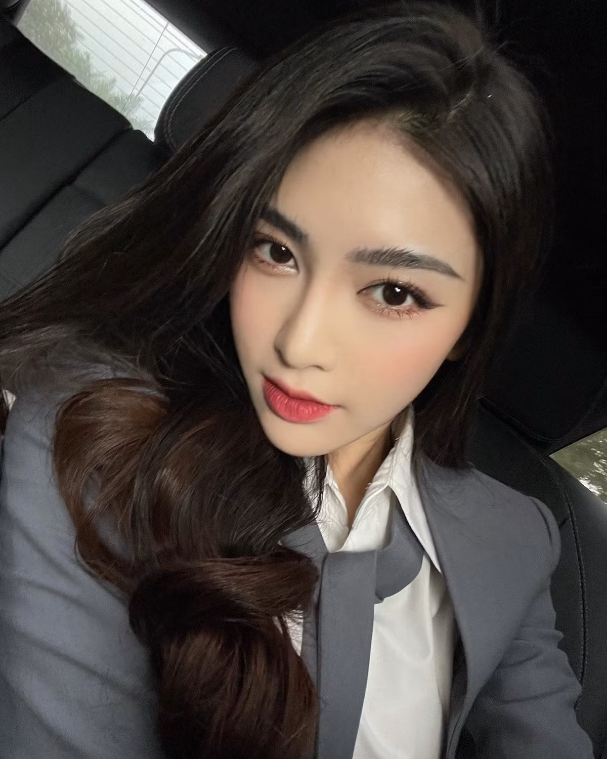 Trên trang cá nhân, "hot girl quân phục" một thời luôn gây ấn tượng với sắc vóc đẹp như minh tinh ở ngoài đời.