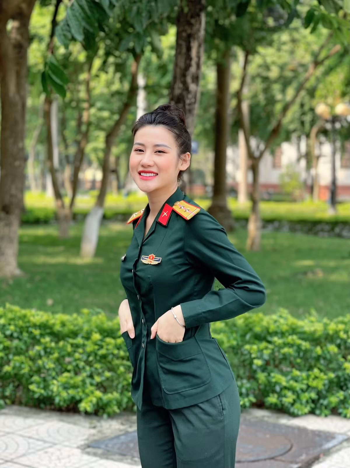 Cô Trung úy xinh đẹp Anh Phương còn được biết đến là một MC, diễn viên, người mẫu tự do.